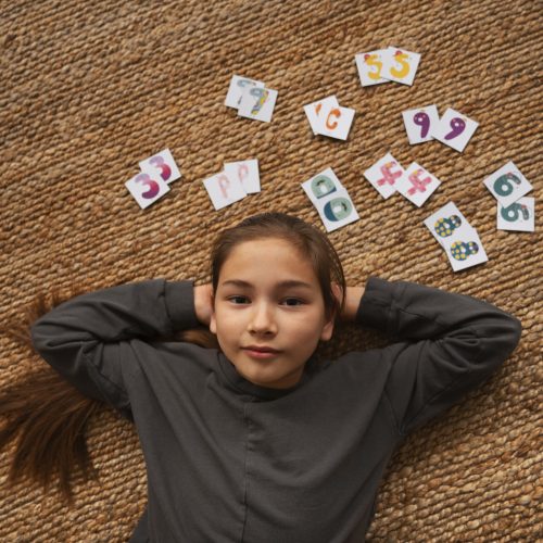 medium-shot-girl-playing-memory-game